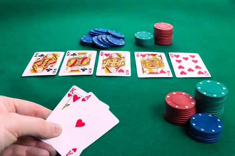 Pengguna menulis pertanyaan bantuan
